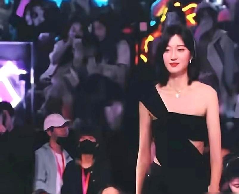 真正的顶级名利场，从不靠满身大牌撑场面。米兰时装周秀场，孙千没穿拖地礼服。