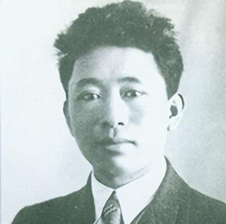 刘亚楼建国后回到老家探亲，父亲含泪在人群中迎接：终于盼到你回来了！1923年深