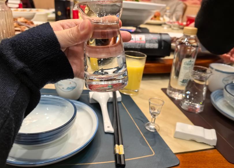昨晚同学聚会，真是让我见识到了什么叫“塑料同学情”。一个多年没联系的同学突然