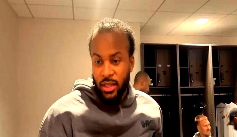 镜头对着，年轻人神色平静。勇士队的穆迪把“髌腱撕裂”形容成最能接受的版本——医