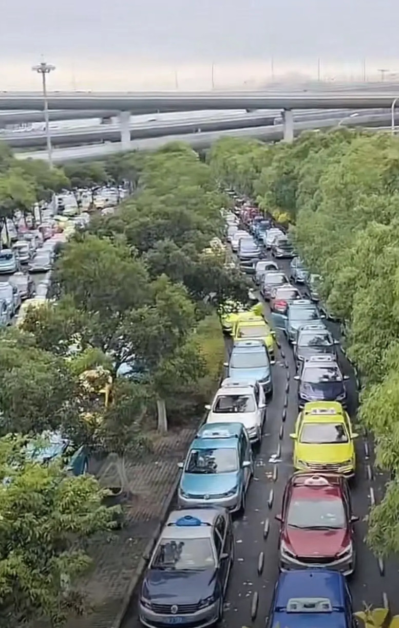 刚在虹桥站拦了辆出租车，说去隔壁区的商场，师傅一听就撇嘴：“又是短途！我排了四小
