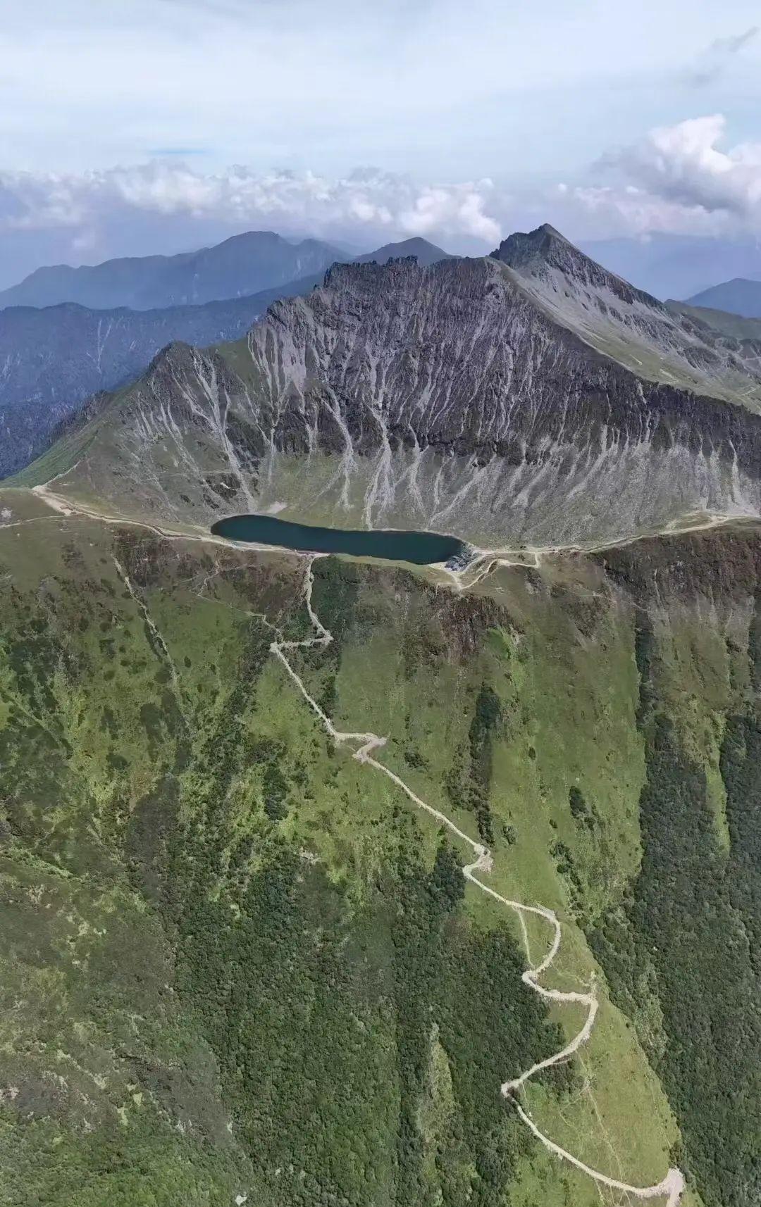 四川阿尔沟-龙池海子，山顶大坑是天然的吗？