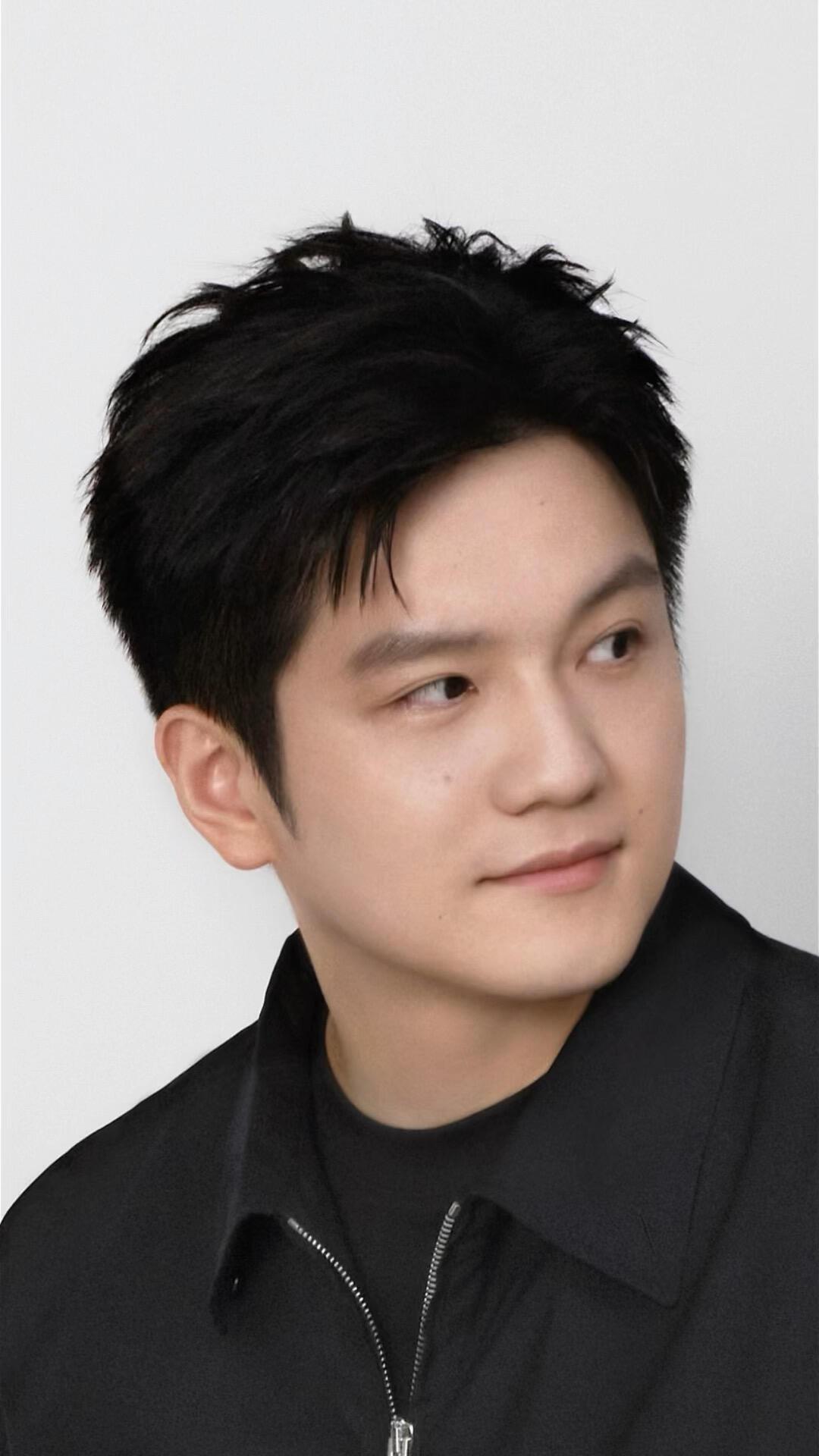 樊振东这样的魅力，成熟男人，还是28岁，这个年纪太搭配，黑色的衣服，更迷人！权