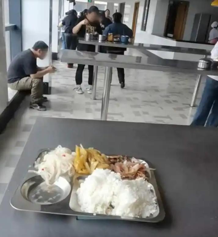 温州一家医疗公司食堂最近火了，不是因为伙食好，而是因为这里压根没凳子。员工们清一