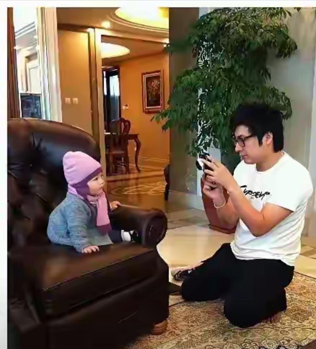 王诗龄，从小家里装修就很豪华，光这颗大树就充满了无限生机。