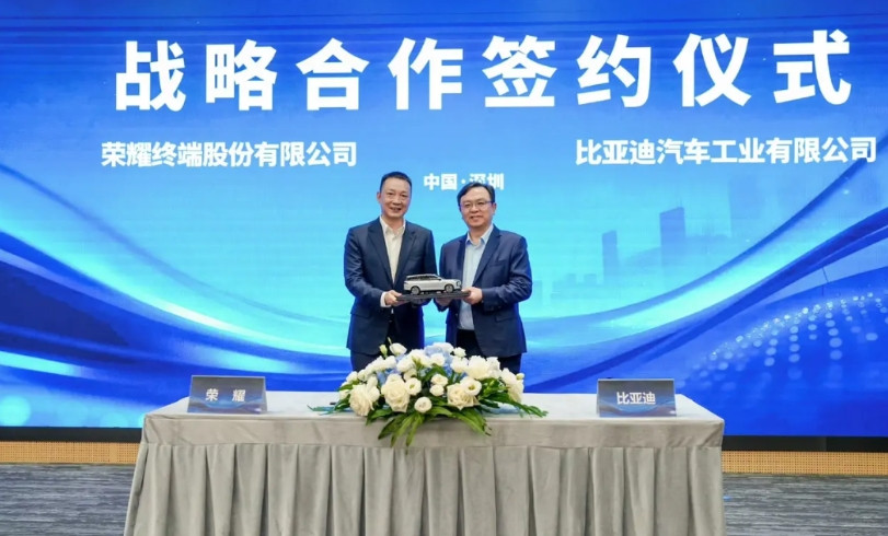 比亚迪：我们与荣耀达成战略合作！就在刚才，比亚迪的社交官方账号放出了两张图片