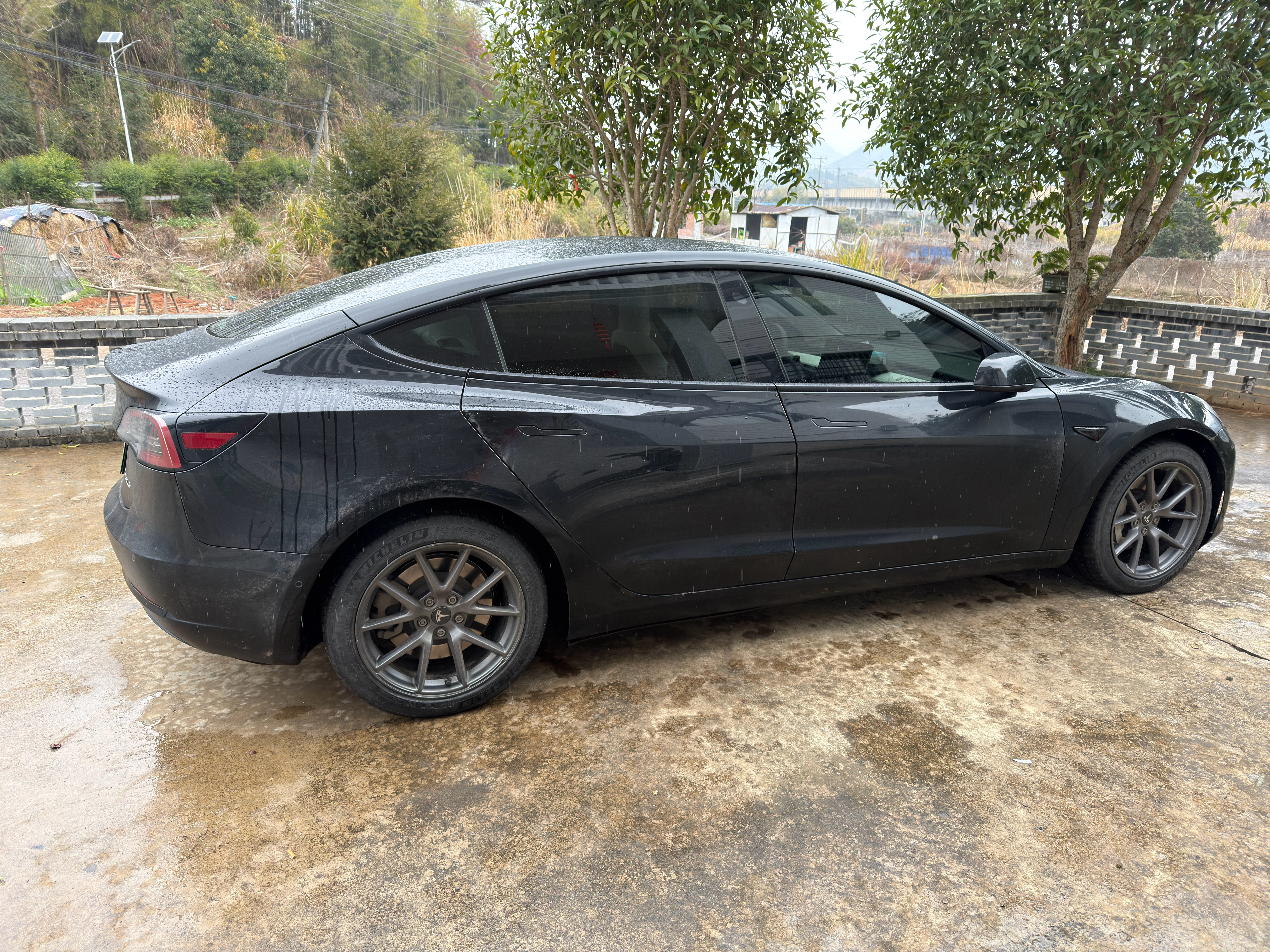 将近一年没洗车，亮黑色车基本变成灰色车了