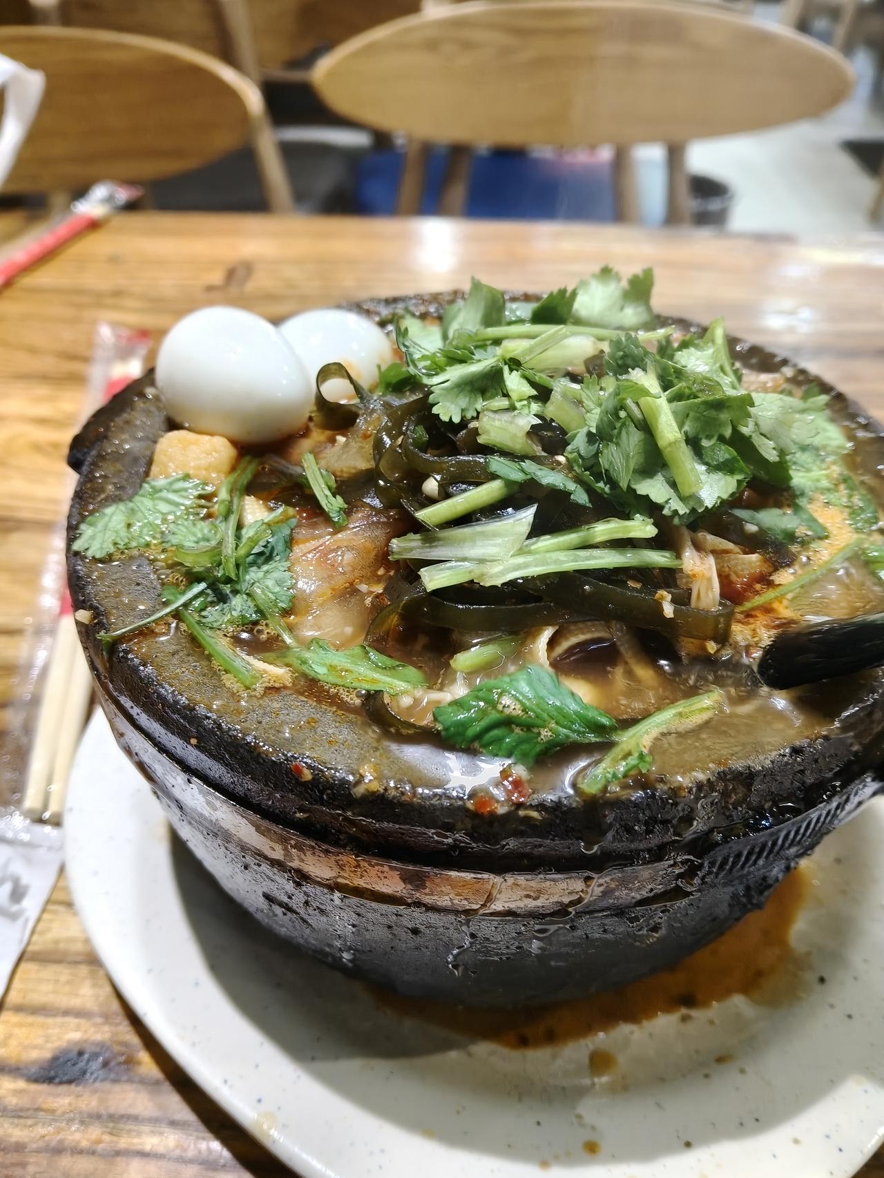 一个人也要好好吃饭，盖饭就是绝佳选择！比如双椒肉丝盖饭，猪里脊肉切丝腌制，甜椒切