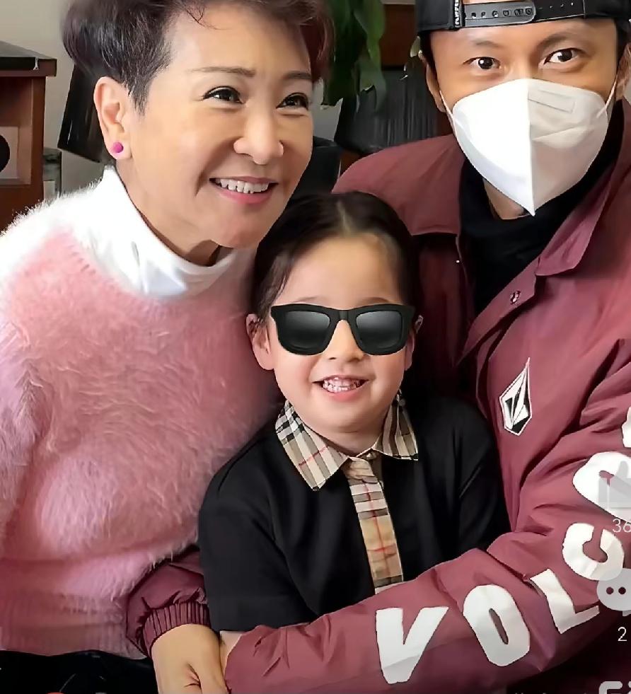 谢婷婷携女Sara返港团聚，3岁萌娃颜值吸睛成团宠。谢贤、狄波拉虽身体欠佳，仍开