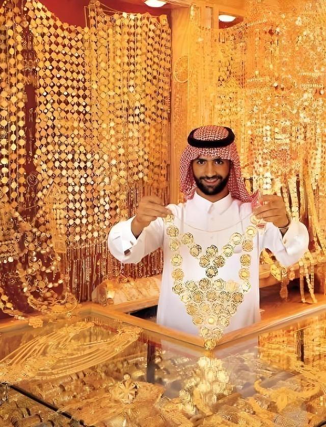 为什么沙特富得流油，却从没有国家去打沙特的主意呢？原因很简单，因为沙特太有钱了！