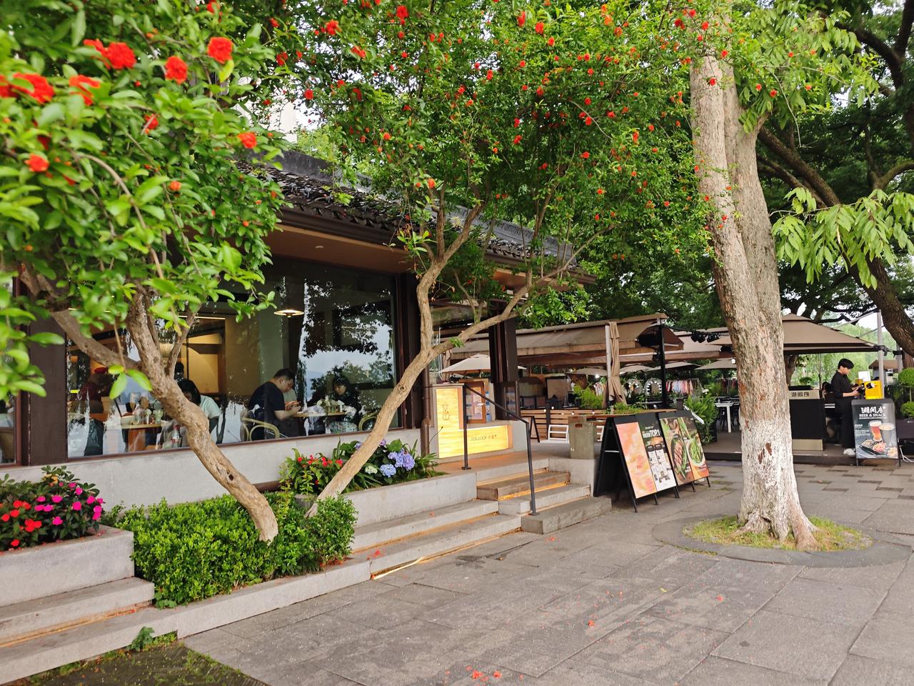 杭州这座美丽的城市，吸引着来自五湖四海的游客，杭州西湖名人别墅和故居更是数不胜数
