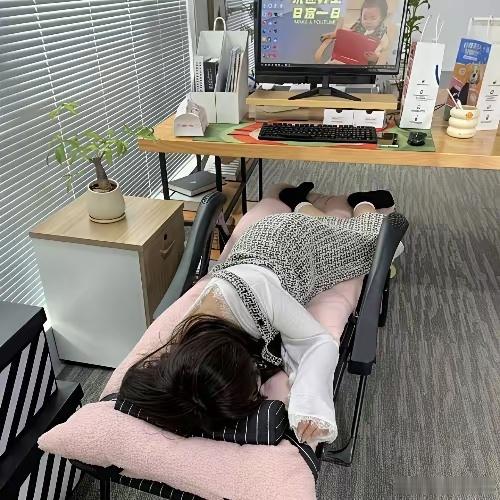 我很好奇，难道她们这样睡觉不尴尬吗？​​​