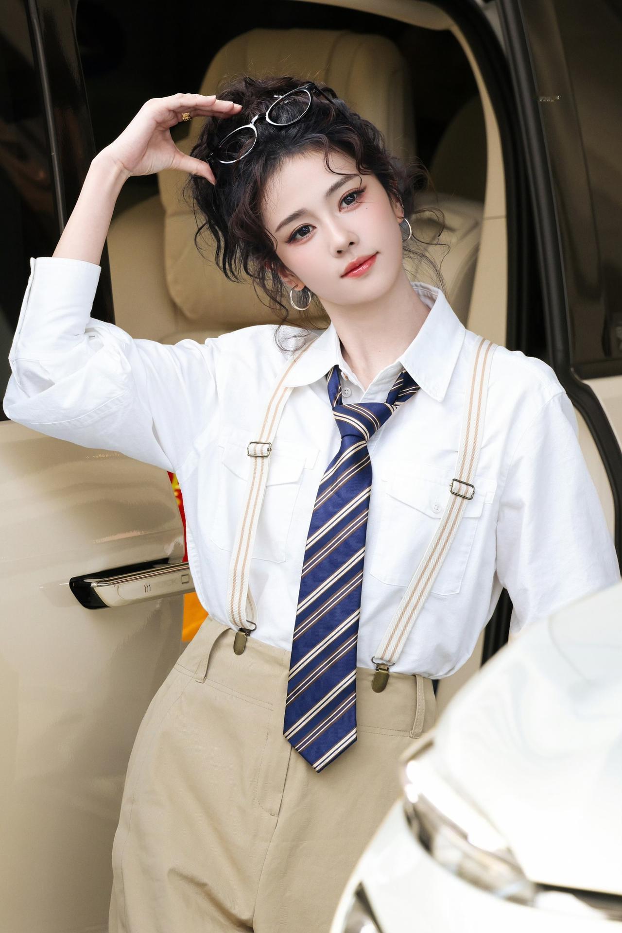 白鹿这组造型杀疯了！又帅又甜的学院风天花板