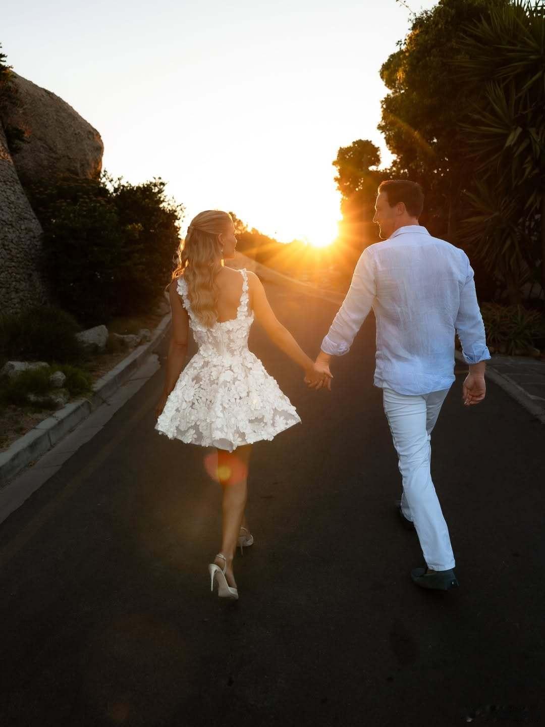 英国贵族已故戴安娜王妃的娘家侄女伊丽莎·维多利亚·斯宾塞分享25年12月，她和未