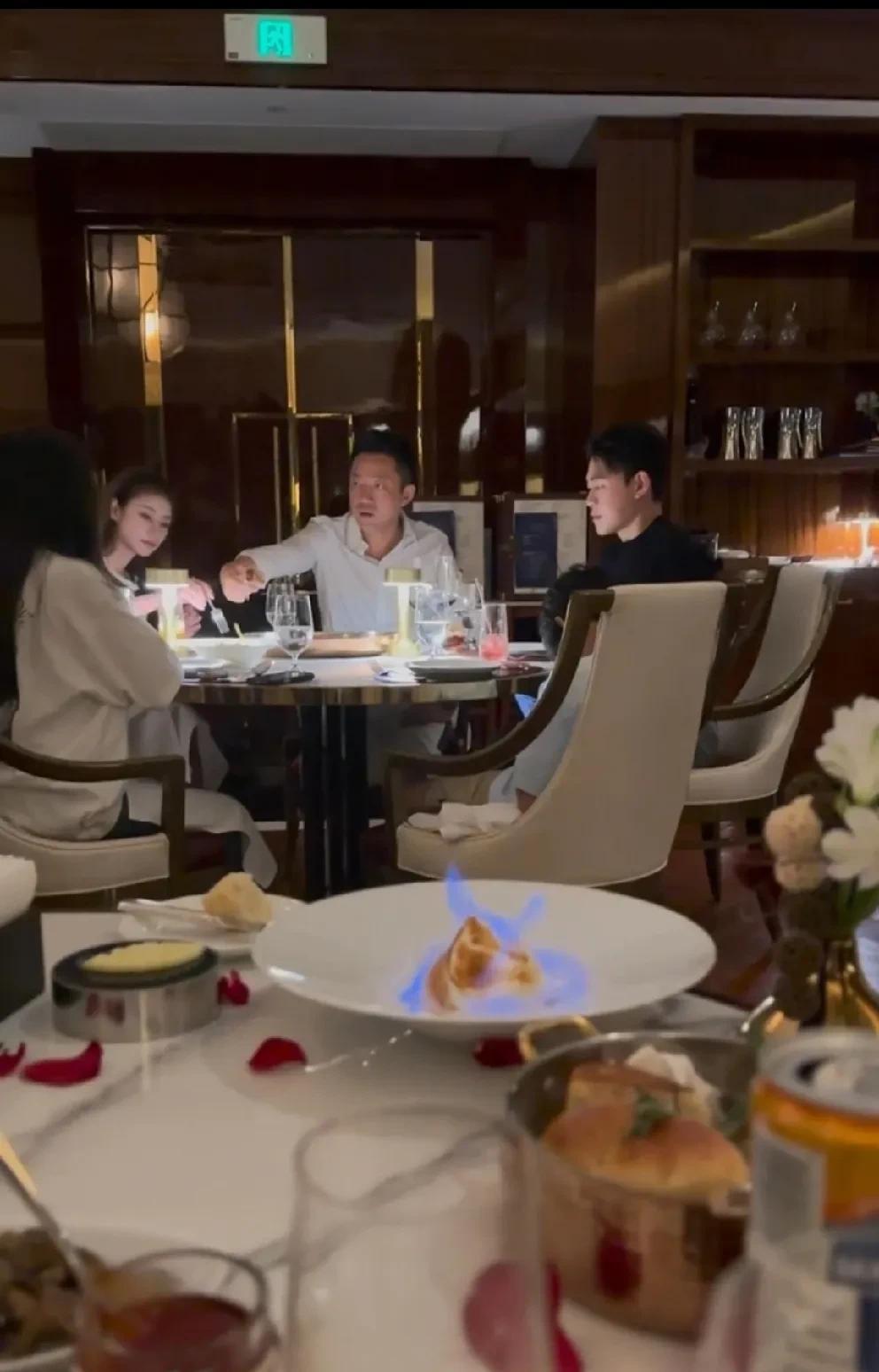 汪小菲马筱梅似乎很喜欢带孩子们去王府井文华东方酒店吃饭。昨天，他们一行人在酒店内