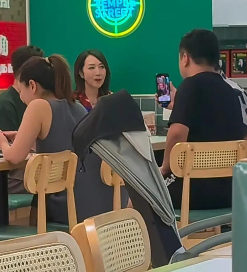 江门茶餐厅偶遇TVB老戏骨，好有气质啊，难怪经常演有钱人!近日，某网友在个人社