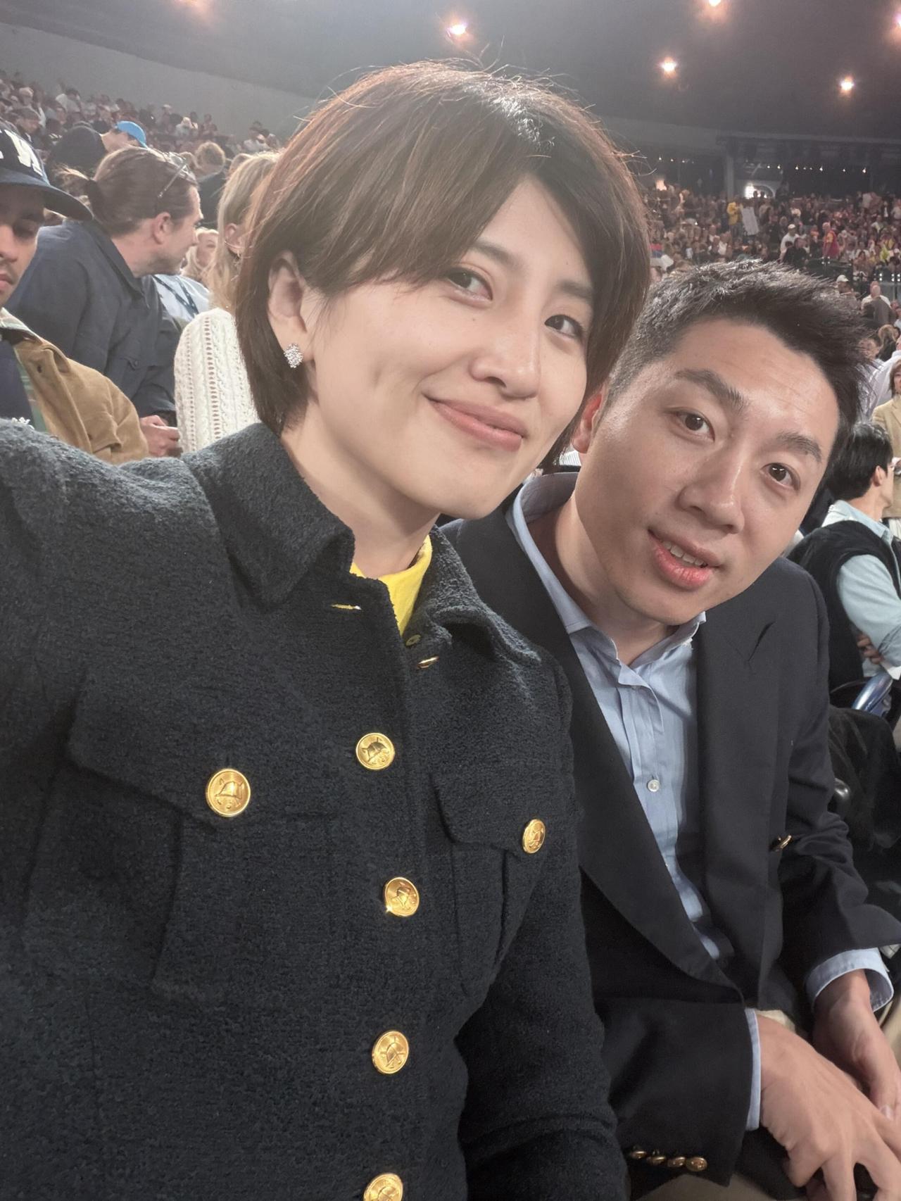 许昕和嫂子真有夫妻相，小拳拳出击，俩人配合的默契，不带家里的娃，两个人的约会看一