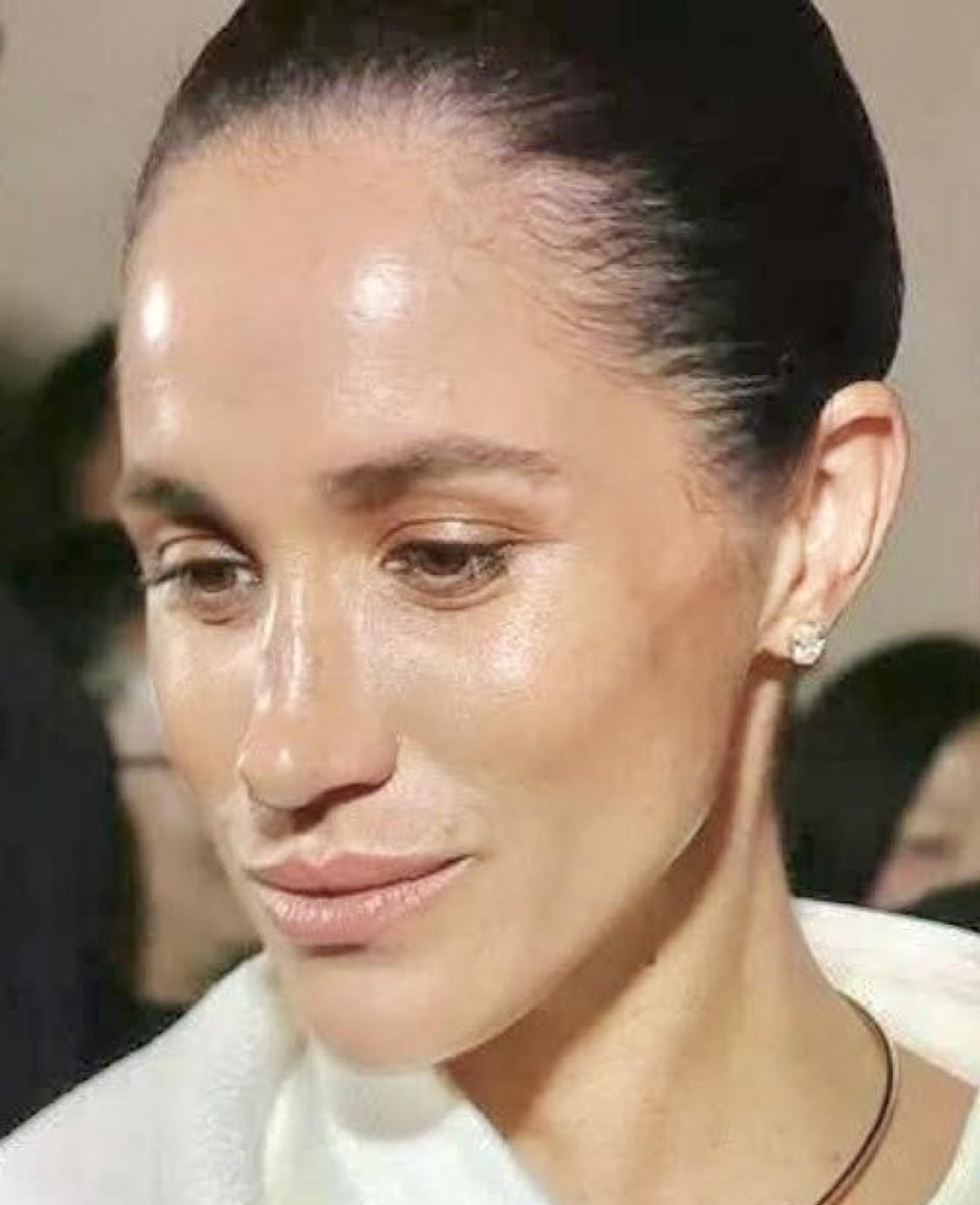 这位白人女士是谁？她不可能是那个声称王室担心她腹中胎儿肤色的人。肯定不是梅根·马