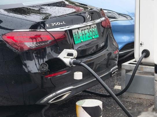 比较奇怪的充电口位置设计