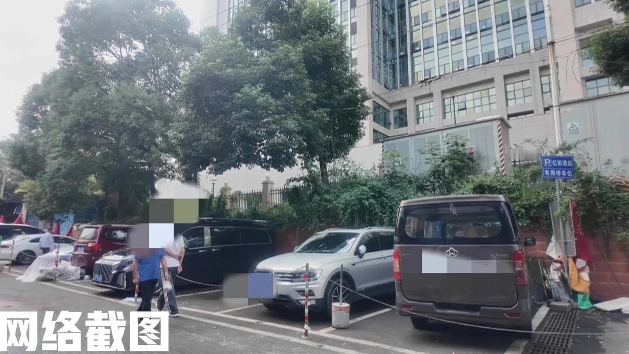 贵州贵阳南明区有一处酒店停车处。此处有铁链围挡。原先这里已被民众抱怨过，