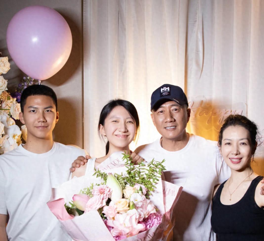 胡军一家为女儿庆生太暖了！妈妈卢芳170cm还要踮脚才能亲到女儿，这画面也太有爱