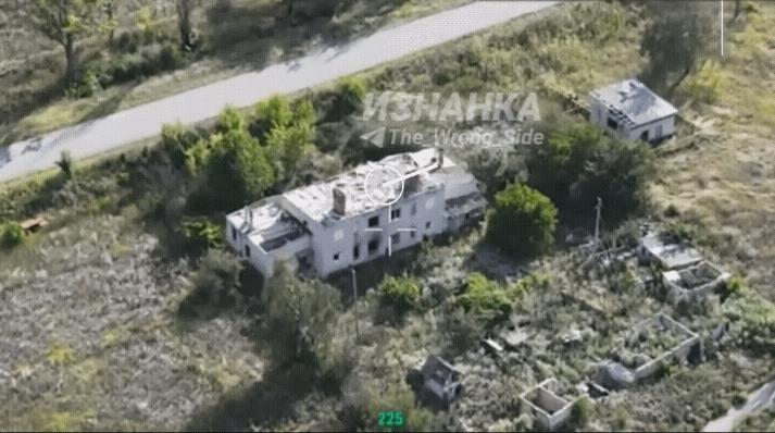 俄军这个战术非常狡猾！发现乌军无人机后，没有将其击落！而是顺藤摸瓜。用无人机跟随