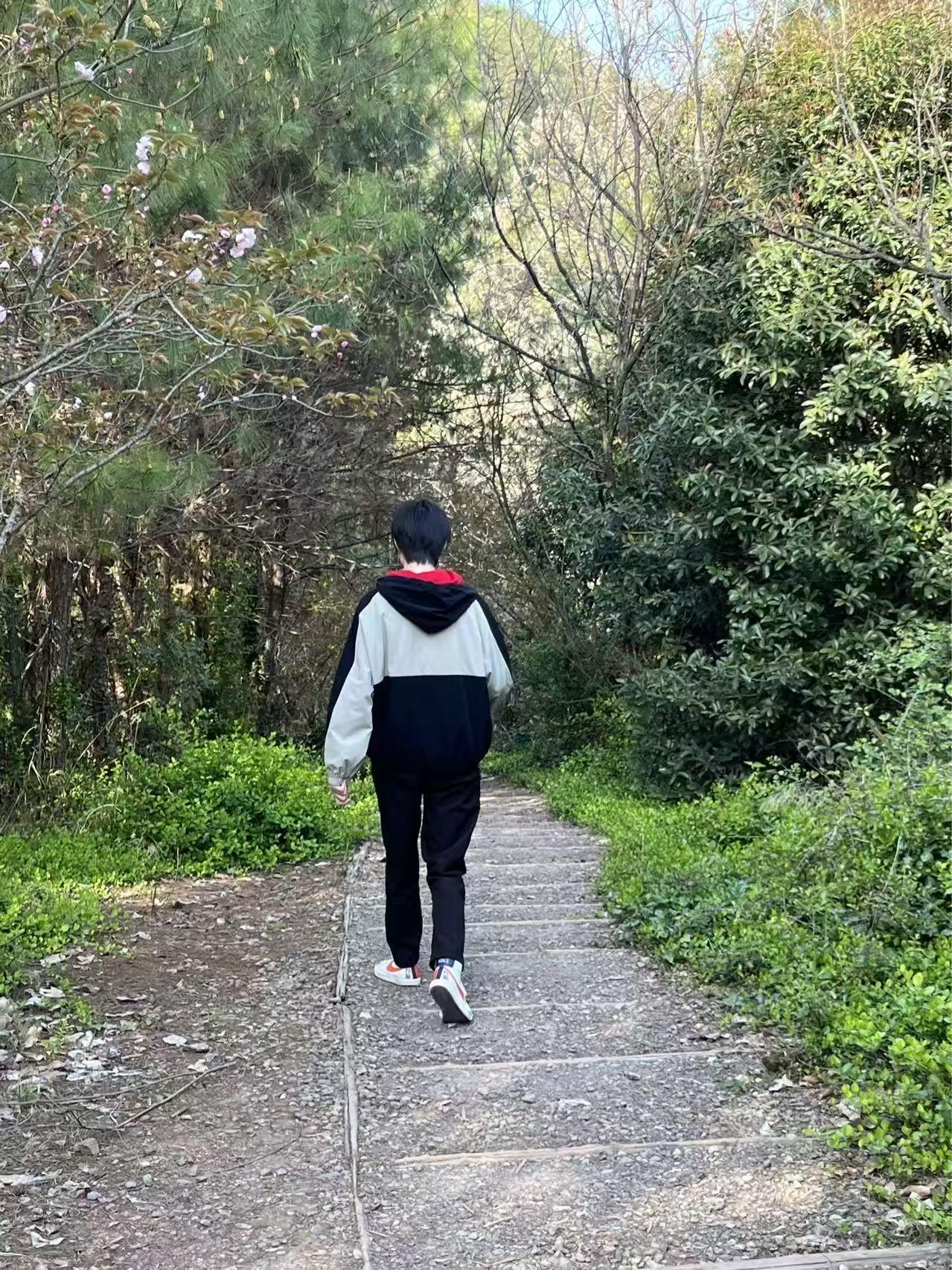 昨天在网上看到一个大学生吐槽跟父母要生活费的卑微，作为父母的我都有点心疼。他