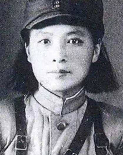 1949年建国大典前后，有位大姐当着毛主席、周总理、朱老总一众开国领袖面前，做