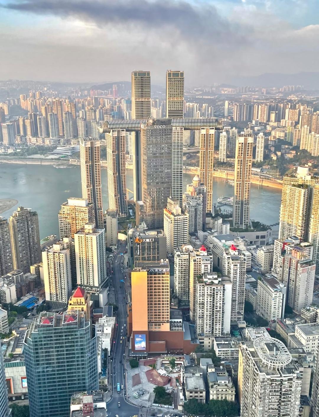 重庆市VS广州市，重庆市简直令人刮目相看，重庆近年来经济发展迅猛，在GDP上已经