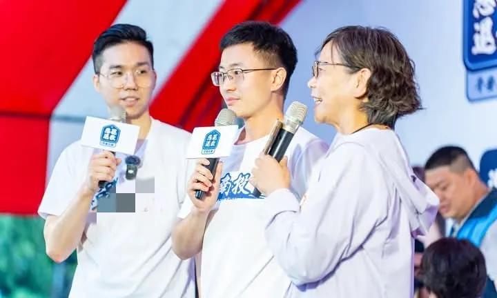 昨天为游颢的反罢免宣讲时，轮到侯汉廷发言时，有台下观众盛赞侯汉廷“比国民党还国民