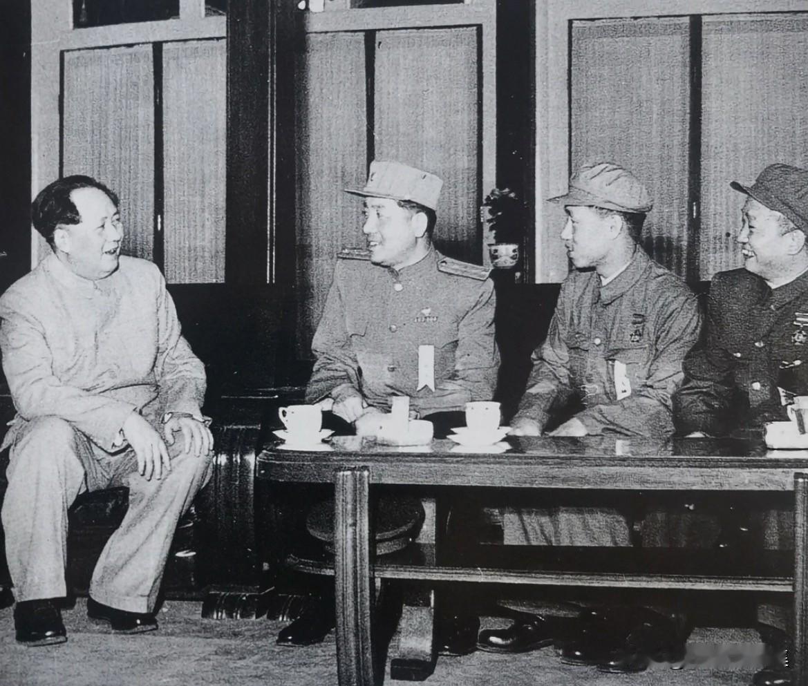 1952年5月，毛泽东主席在中南海亲切接见中国人民志愿军归国代表团团长和朝鲜人民