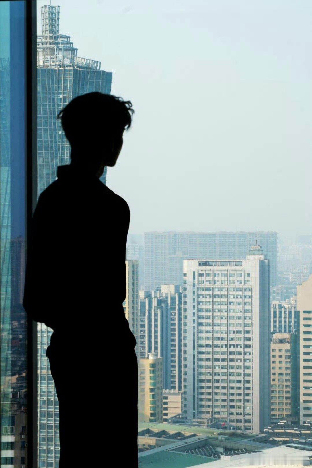 捕捉兰蔻片场的张凌赫！随手一拍都是大片质感，清冷眼眸藏温柔，这颜值真的太能打了～