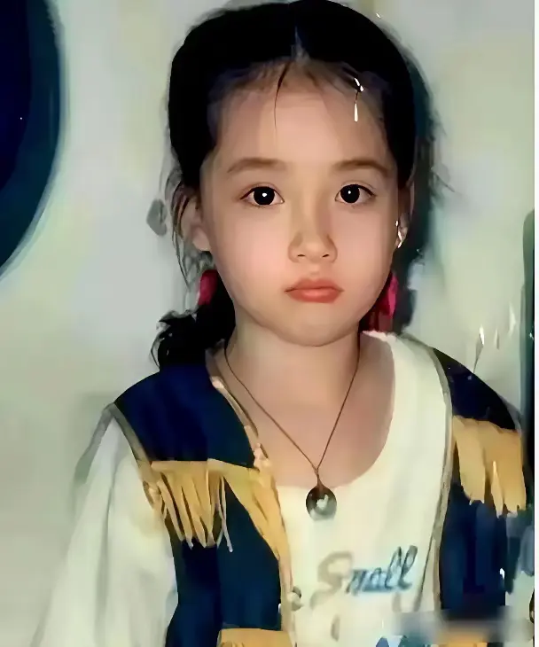 向佐抱的是小碧婷，好可爱的小郭碧婷