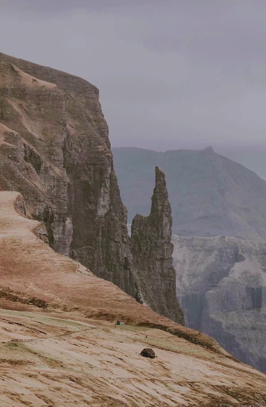 男人花期比女人短。年轻的时候有贼心没贼胆，穷嘛。年壮时有贼胆没贼心，忙嘛。好不容