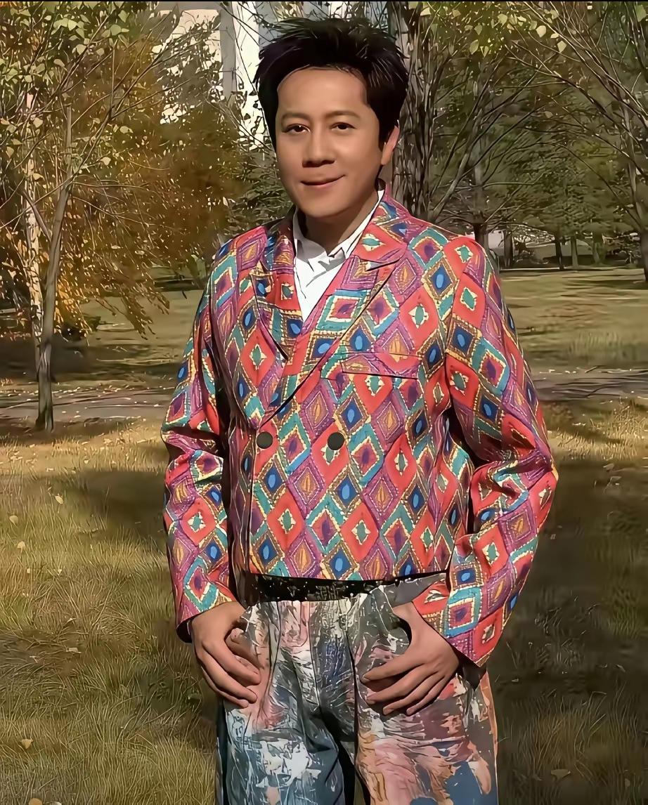 年近60的蔡国庆，这身装扮很显年轻。