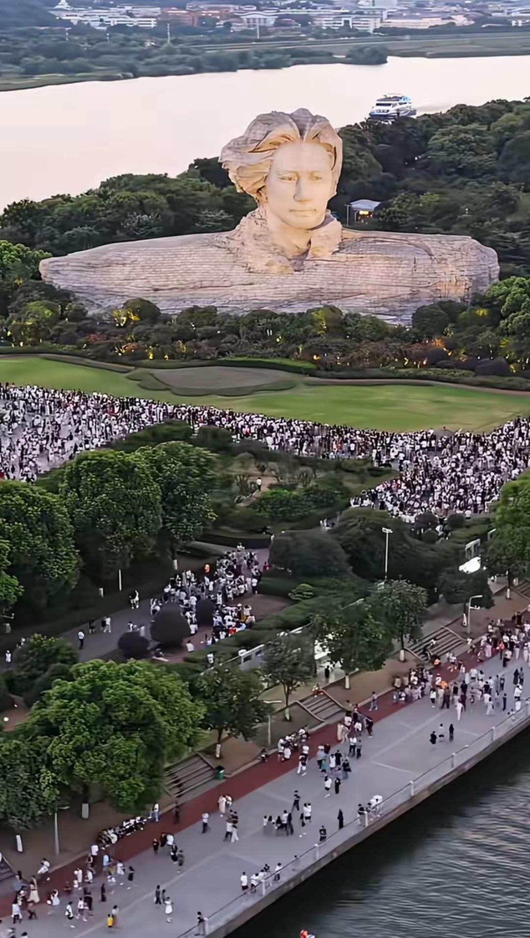 1998年我在长沙读大学，骑辆破自行车去橘子洲，岛上连个像样的凳子都找不到。今年