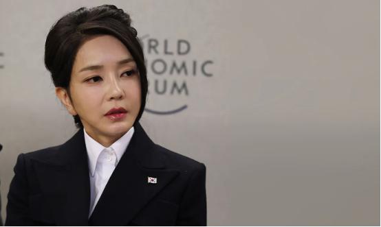 终于尘埃落定了1月28日，韩国前总统尹锡悦的夫人金建希被判刑了！法院最终