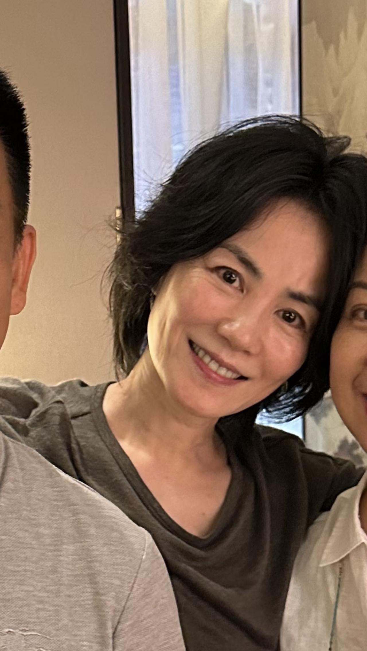 57岁王菲素颜和朋友聚会，喝了点酒脸红扑扑的，她也老了。7月6日，有网友晒出