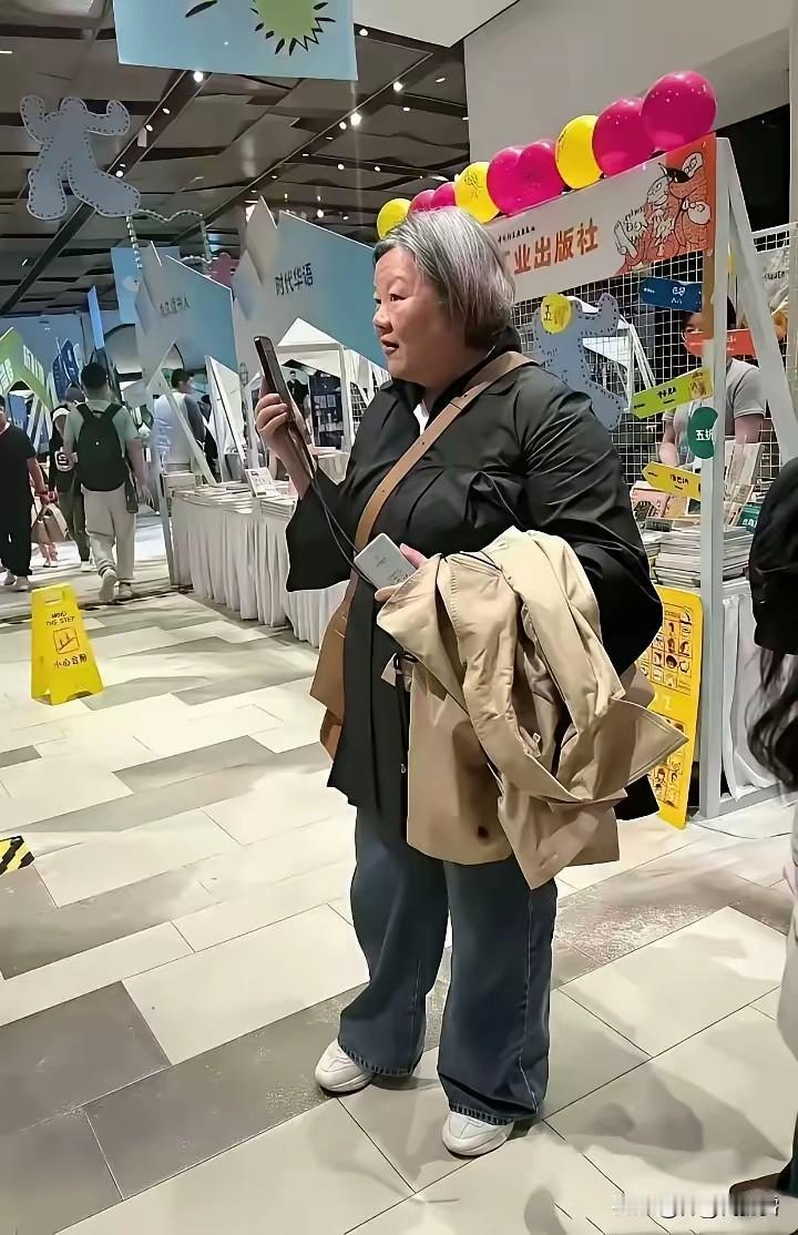 商场里看起来这么普通的一个老太太，原来竟然是大导演陈凯歌的前妻洪晃。千万不要