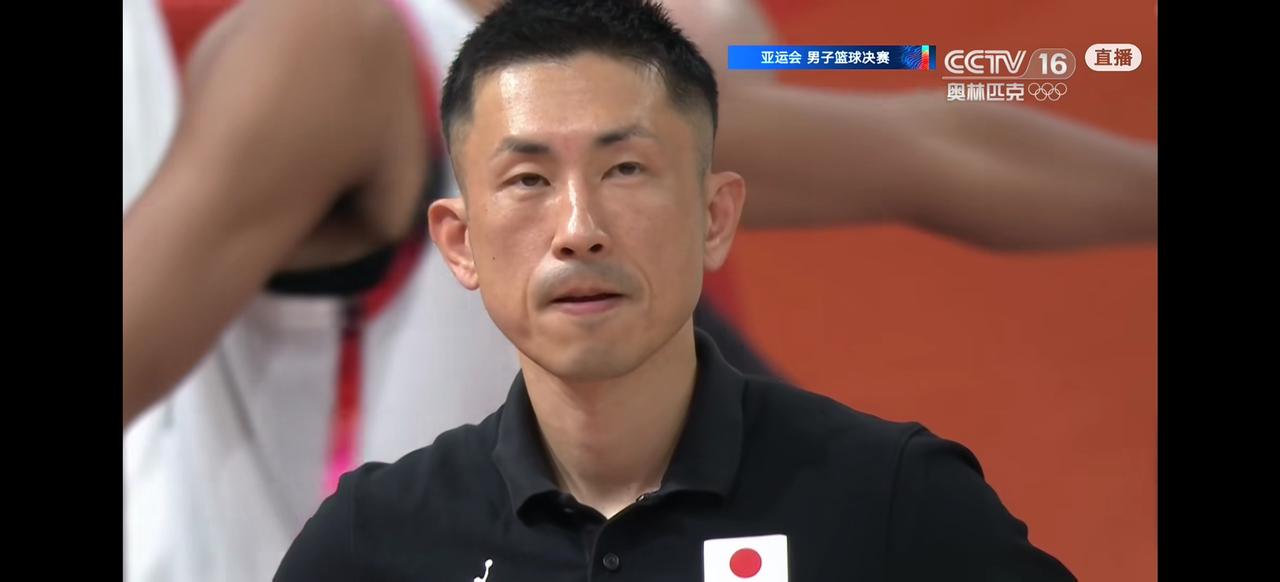 9月20日日本男篮57：67输给韩国男篮队之后，站在场边的主教练脸都绷成了硬石头
