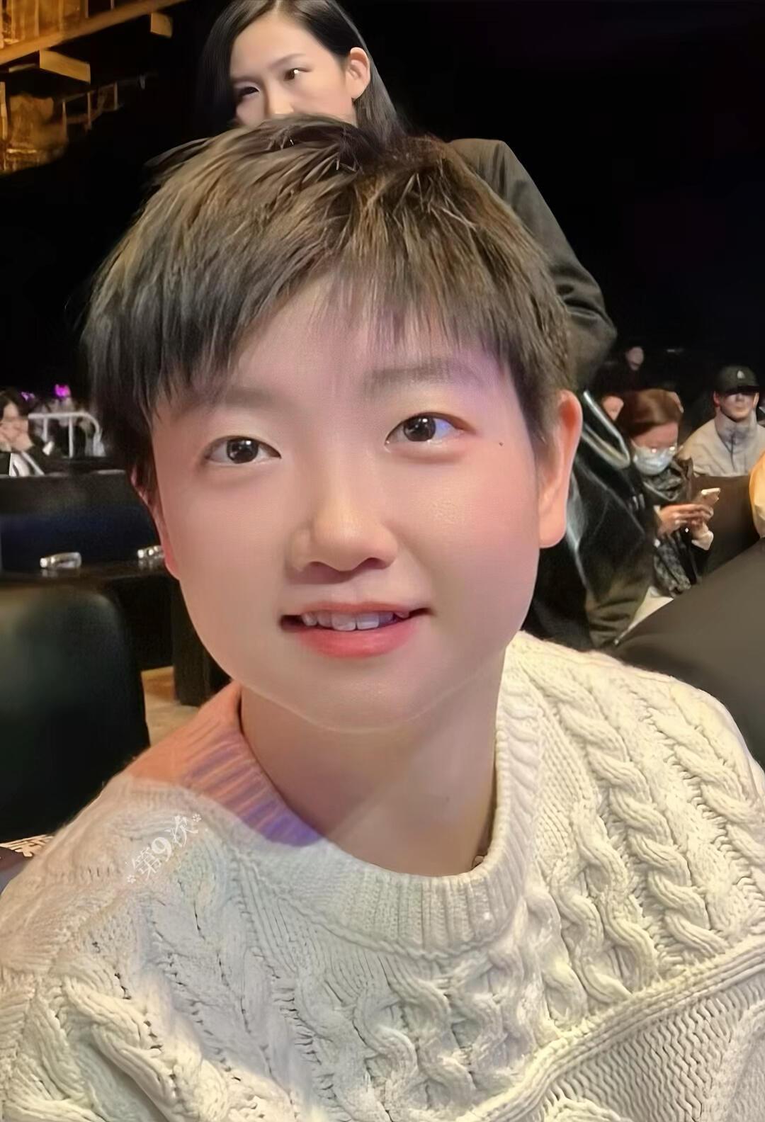 孙颖莎穿白色的衣服太衬肤色，白色的毛衣想到那个晚上，乒乓球运动员，她真的好惊艳，