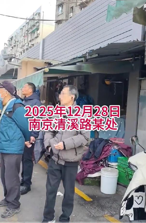 万万没想到南京市玄武区后半山园小区5号成了新晋网红打卡点，这是12月28日实拍画