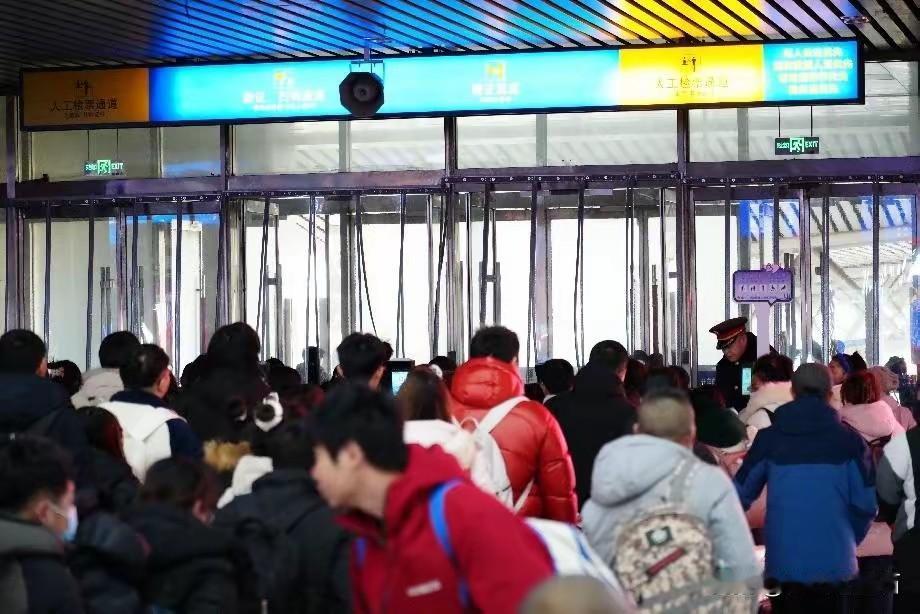 2025年12月30日晚，长春站发生了一件糟心事。几个女大学生出站，一