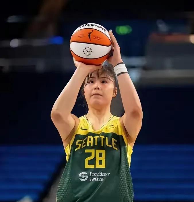 李月汝要回国了吗？在美国WNBA，她得不到上场时间，得不到尊重，垃圾时间上去干