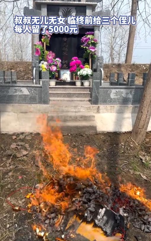 看哭了！男子生前无儿无女，在临终前，他拿出15000块钱分给三个侄儿，而侄子并没