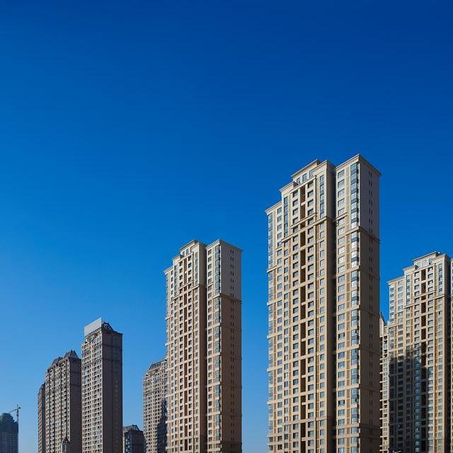 真的是惊呆我了刚跟我发小打电话他把高新区前几年买的房子卖了，最高的时候小区房