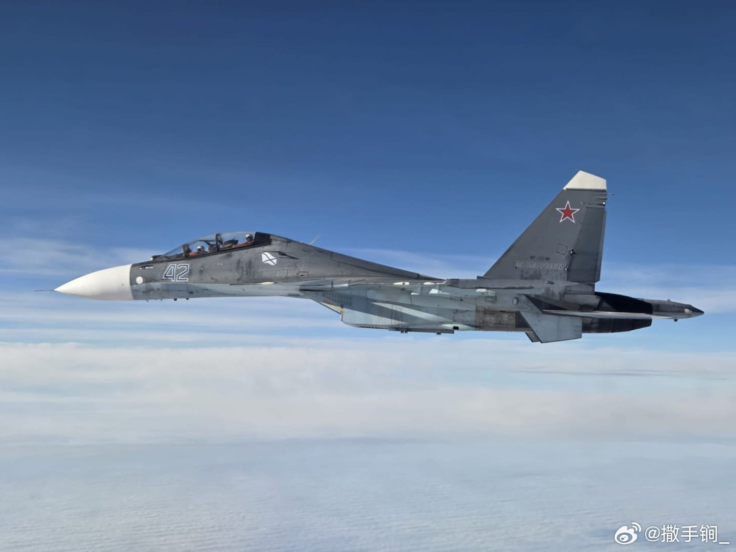 驻爱沙尼亚的意大利空军战斗机昨天紧急起飞，伴飞一架俄海航苏-30SM战斗机。