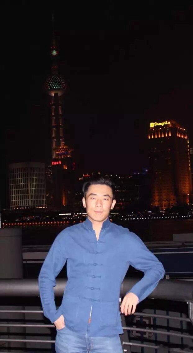 小李飞车突然看到手机里的老照片，年轻的李副总，简直英气逼人啊[doge]​​