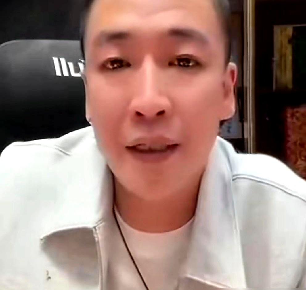 刘一手对着镜头摆手：不跟方丈玩了。他说圈子早变味了。背后是太原老