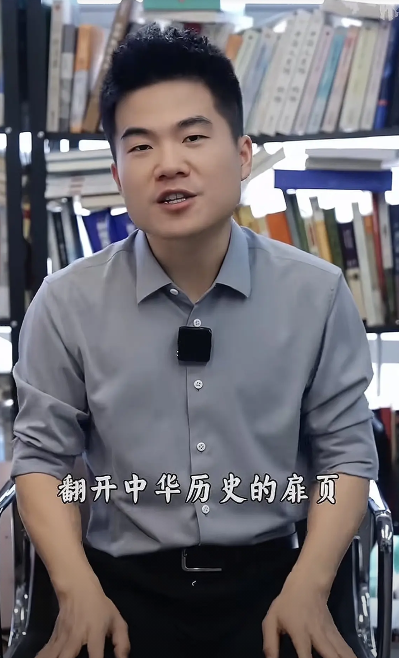 大家发现没？董宇辉终究还是变了！他只是个某选的带货主播时，说的分享的都是大